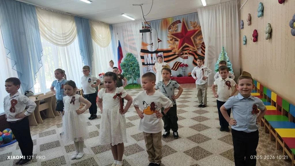 «День Победы в мае  
Мы, конечно, знаем.
И войны героев вспоминаем.
Этот день всегда в цветах,
Со сл