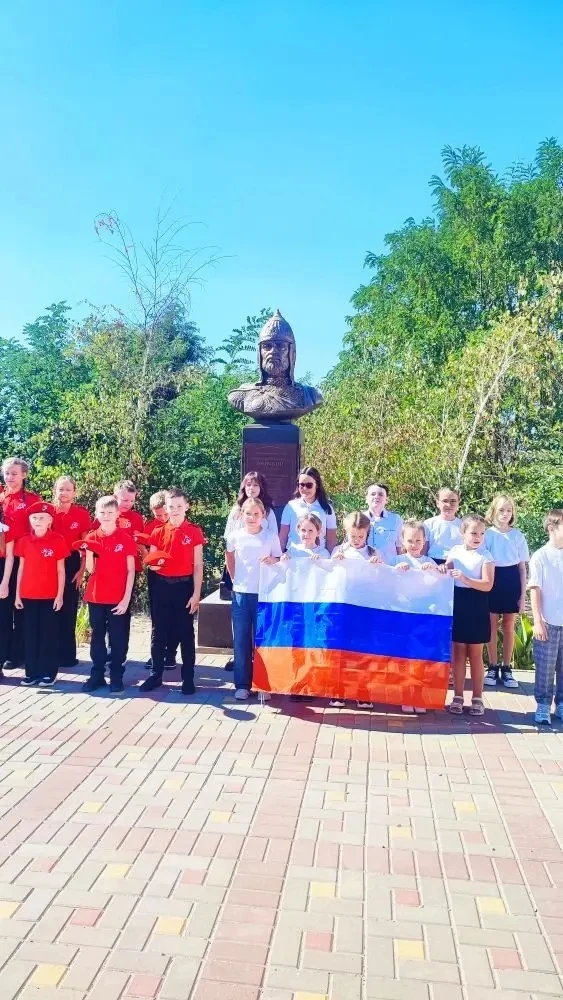 Мы поднимаем флаг своего государства!