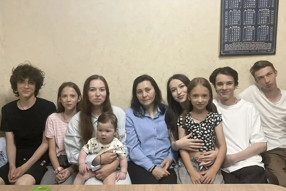 Многодетную семью пытались выселить омские чиновники — слуги народа посчитали, что семе...