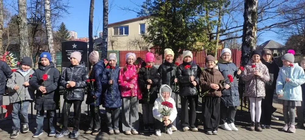 День штурма Кёнигсберга  Обучающиеся нашей школы приняли участие в торжественном возложении цветов к