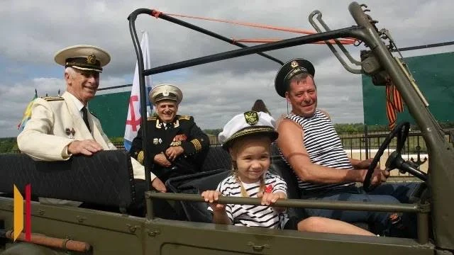 🚙 Житель Лисок восстановил легендарный ГАЗ-69 и выехал на нём в День ВМФ.

Житель Лисок Виктор Крас