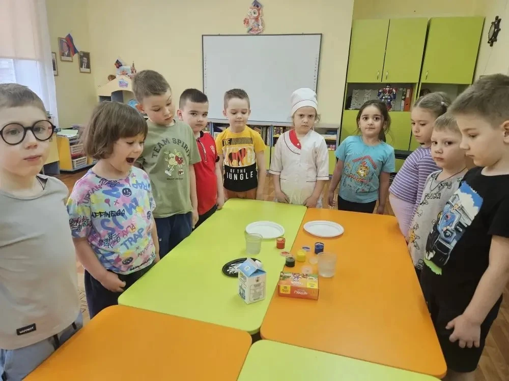 Воспитанники старшей группы №2 дошкольного отделения 2-26 отправились в "Лабораторию чудес".🧪   Дети
