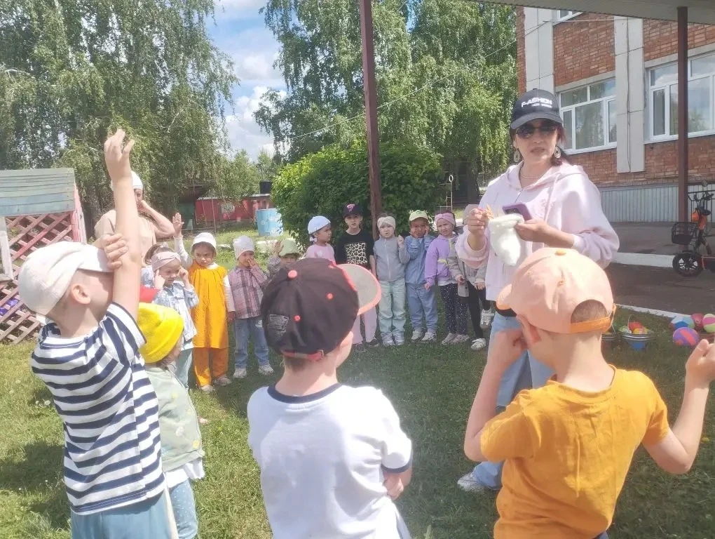 Бүген, "1 июнь- балаларны яклау" көнендә бакчабызда күңелле бәйрәм узды. Балалар ярышты, көч сынашты