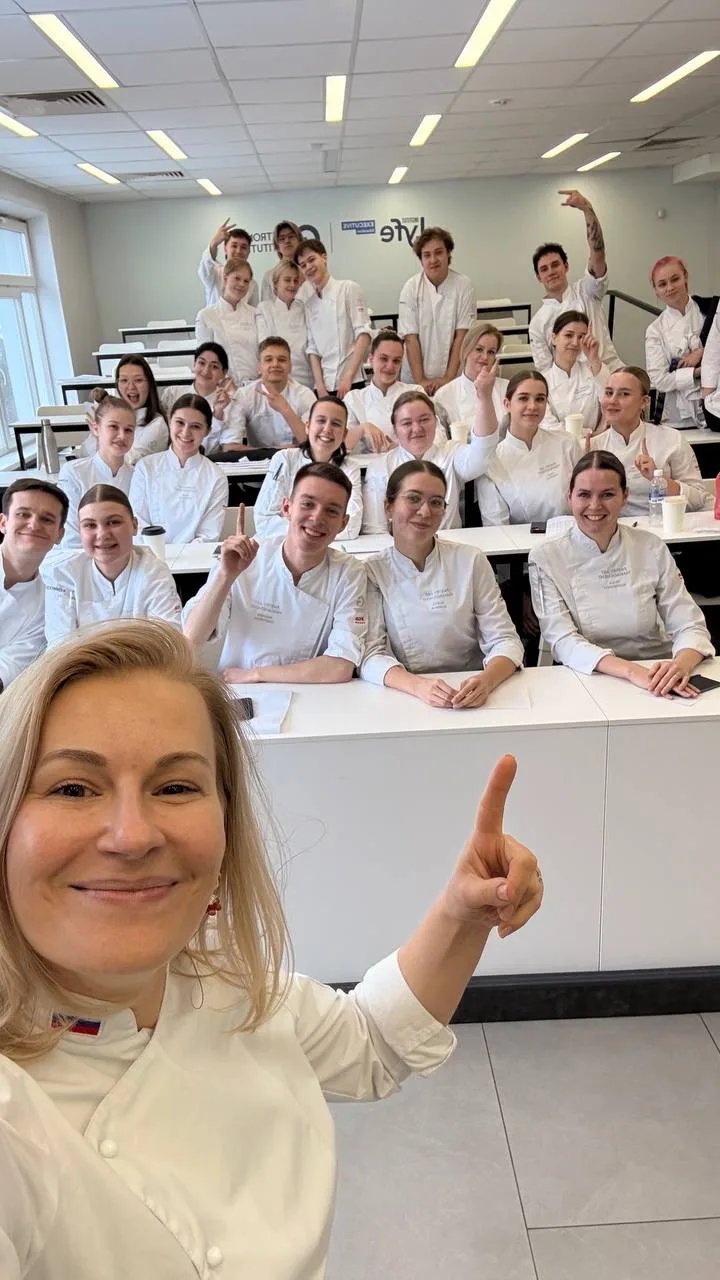 🤩 А я уже 5 дней преподаю в кондитерском Хогвартсе в Красноярске.    Впереди у меня еще 1,5 недели р