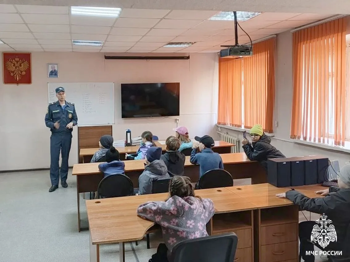 Огонь — не игрушка! 🚒 Второклассники из 47-й школы побывали в гостях у пожарных   ❓Что делать, если 