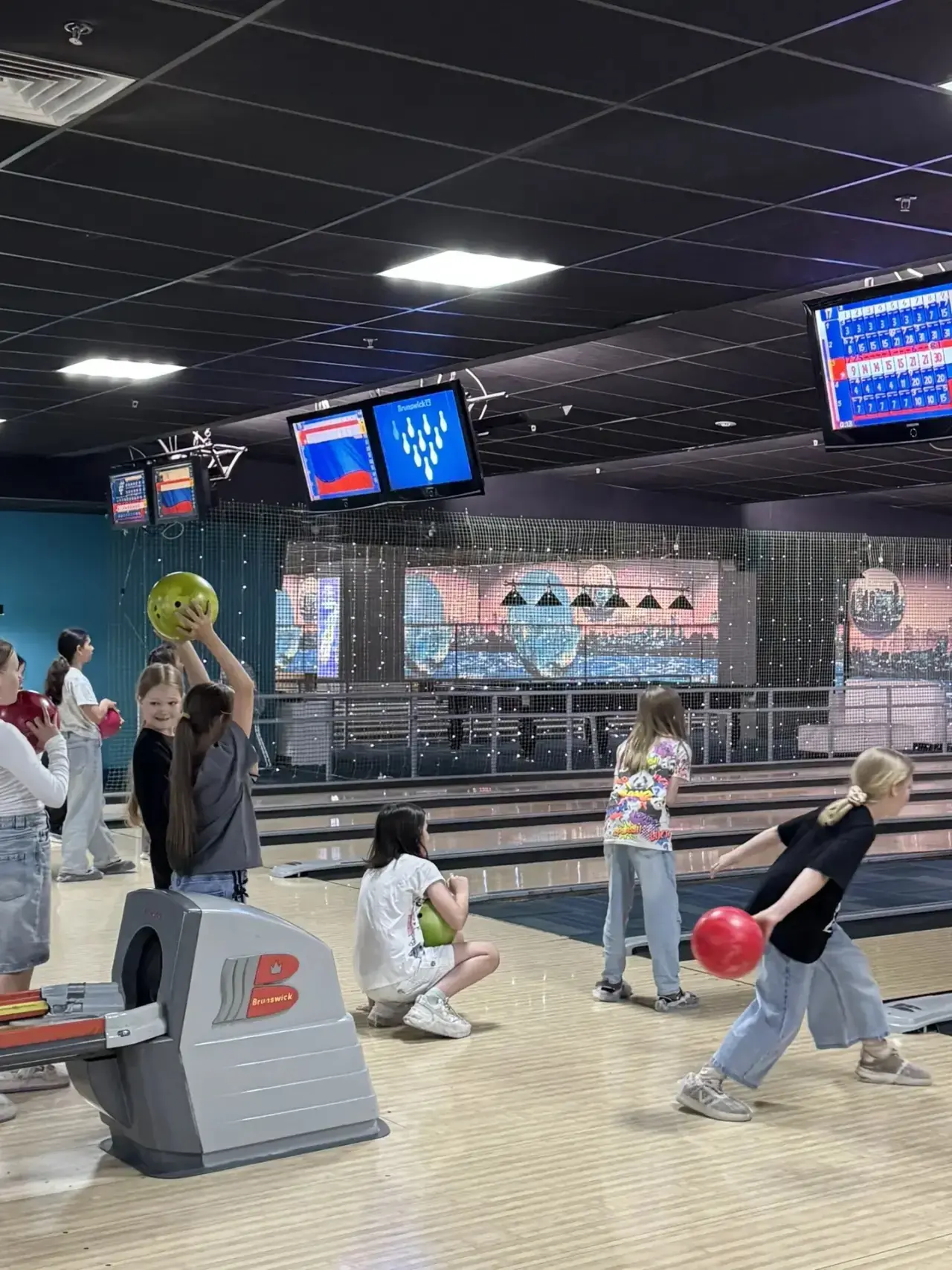 🎳 ДОЖДЛИВЫЙ ДЕНЬ — ВРЕМЯ ДЛЯ БОУЛИНГА!

🌧️ Несмотря на пасмурную погоду и дождь за окном, день в п