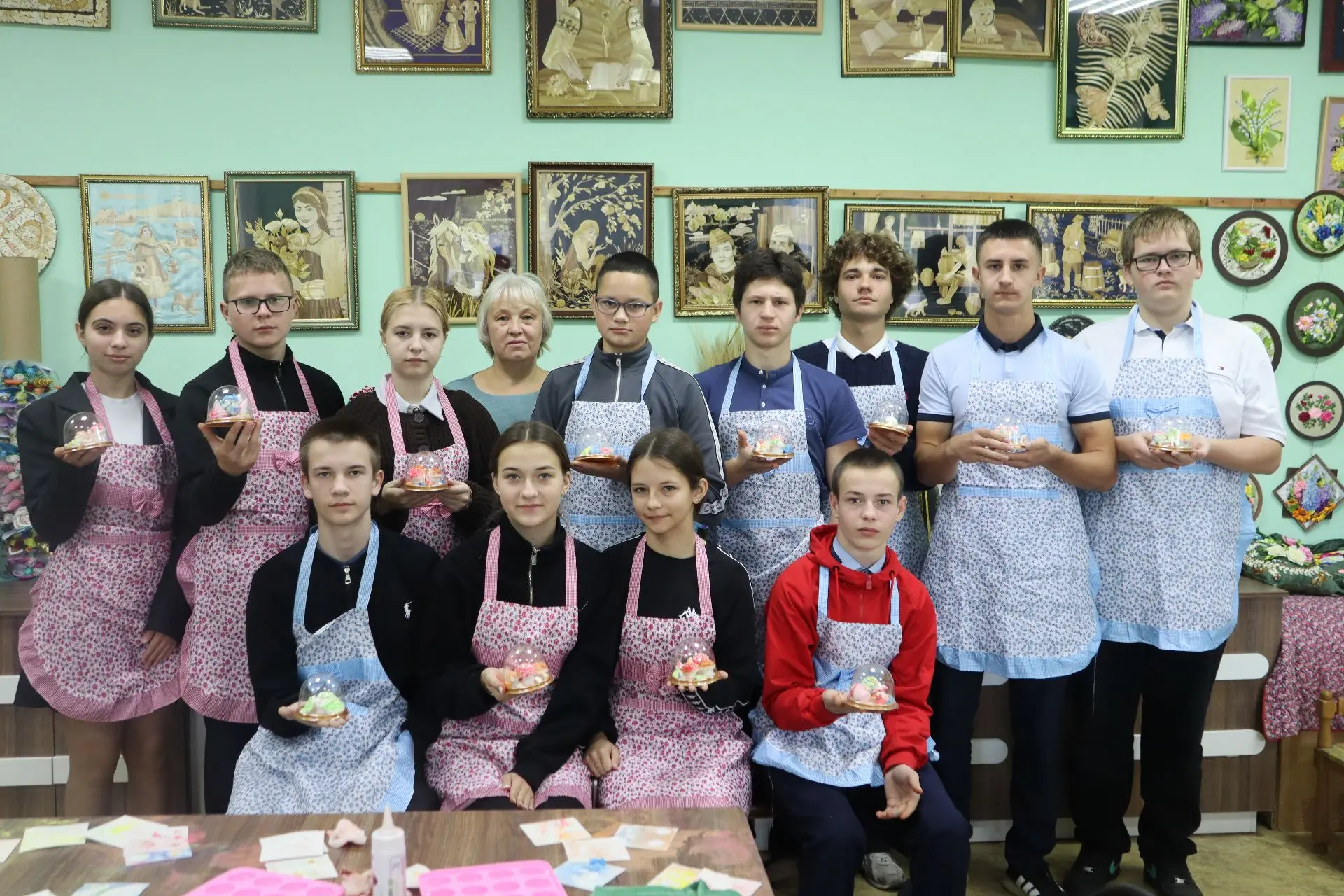 В Доме ремёсел прошёл мастер-класс по изготовлению грибной полянки из зефирной массы, к...