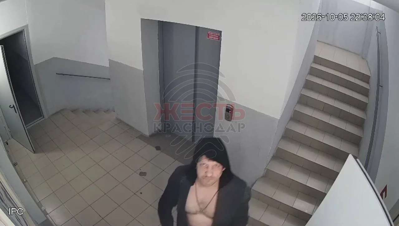 ❗️Мужчина с предметом, похожим на мачете, устроил погром в подъезде Анапы на Черноморск...