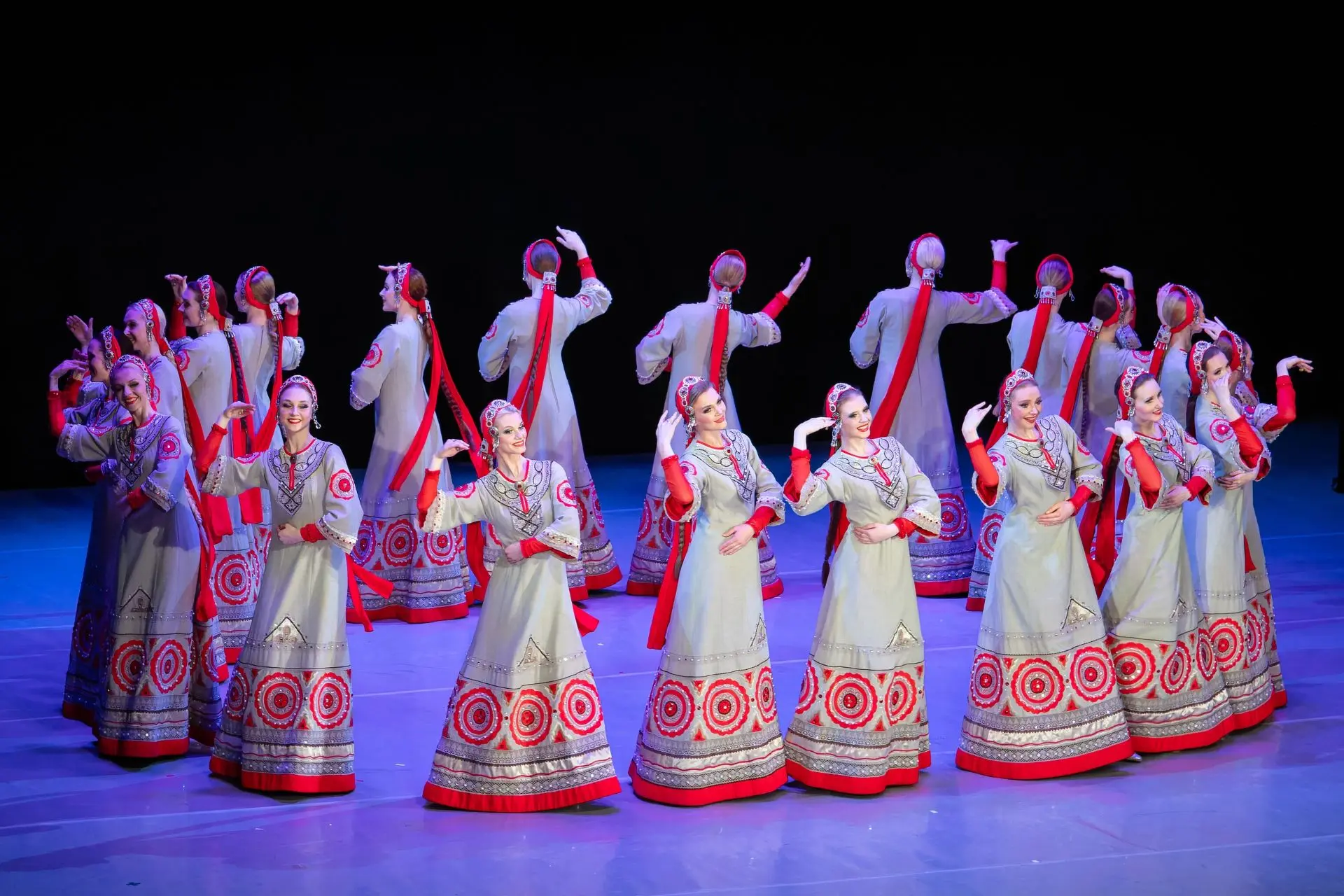 Под неспешную мелодию, в которой слышатся и рожок, и свирель, и жалейка льняной нарядной лентой плыв