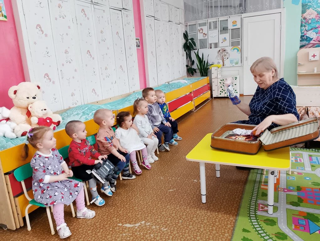 Сегодня малыши заметили, что у нас в группе появился чемодан, малышам стало интересно, ...