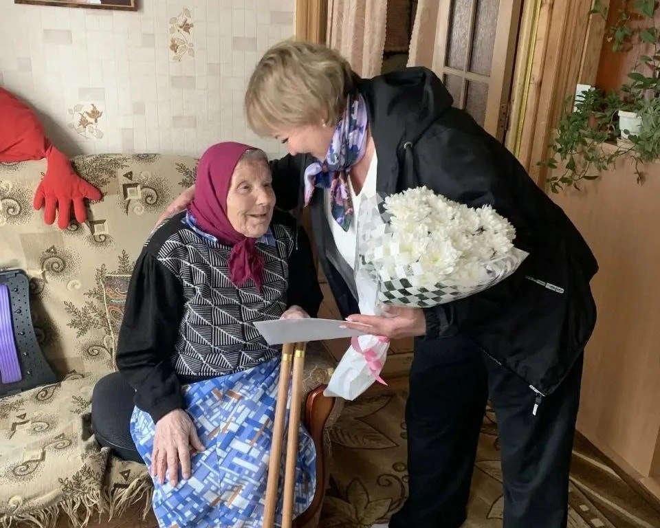 💐 В Медынском округе поздравили старейшую жительницу муниципалитета   Уроженка деревни Пушкино Алекс