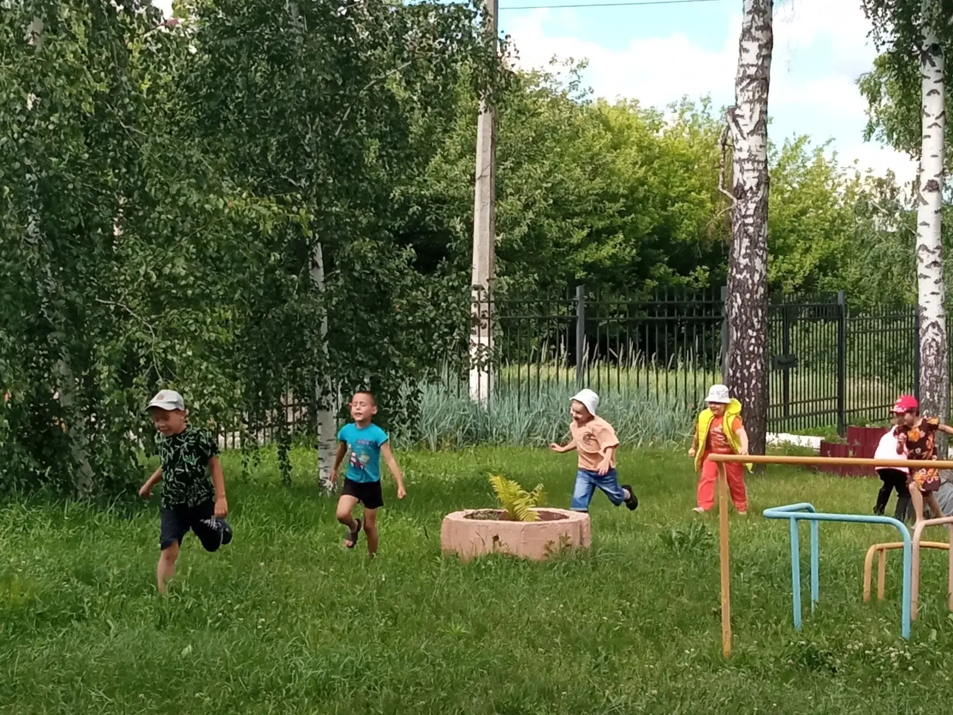 🧑‍🤝‍🧑👭👬 Сегодня ребята из лагеря "Орлёнок" посетили музей "История на ладони", где...