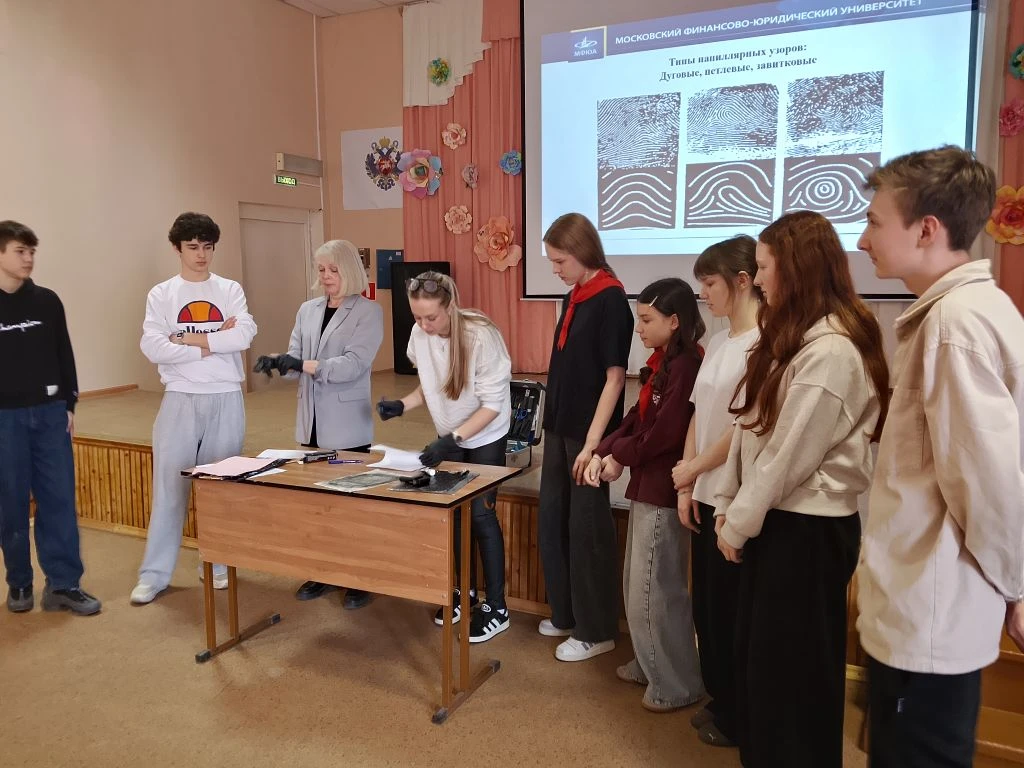 Сегодня к обучающимся 9 классов приходили преподаватели Московской Финансово-Юридической Академии. П
