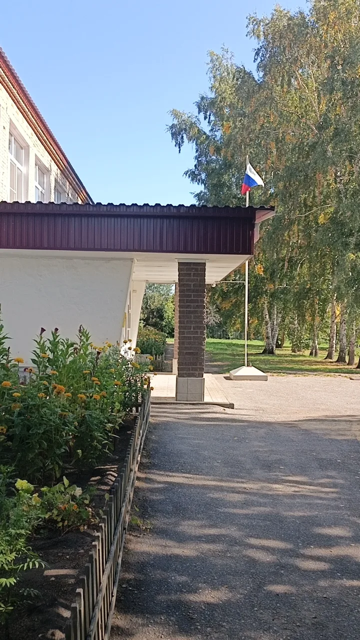 Понедельник — день открытий! Сегодняшнее утро началось с торжественного поднятия флага,...