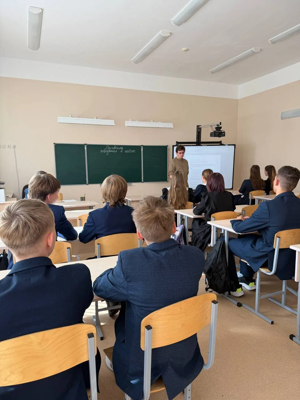 👔В 9 классе состоялся классный час, посвященный нормам поведения в школе. Вместе с кла...