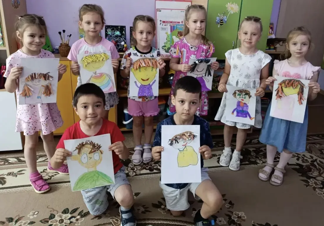 Ребята старших групп совершили исторический экскурс в мир бумажных кукол, узнали об особенностях про