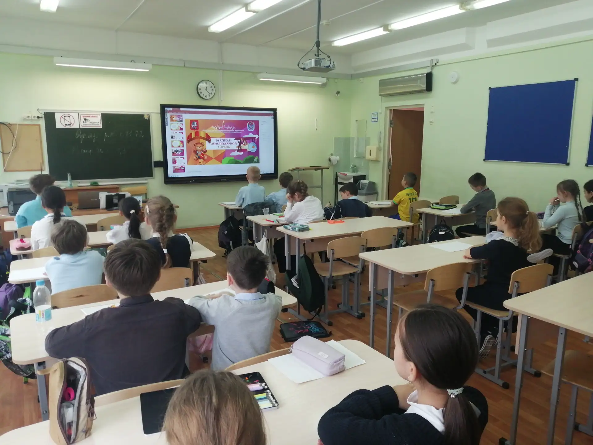 Память, безопасность и ответственность 🕊️  29 и 30 апреля в нашей школе прошли классные часы, посвящ