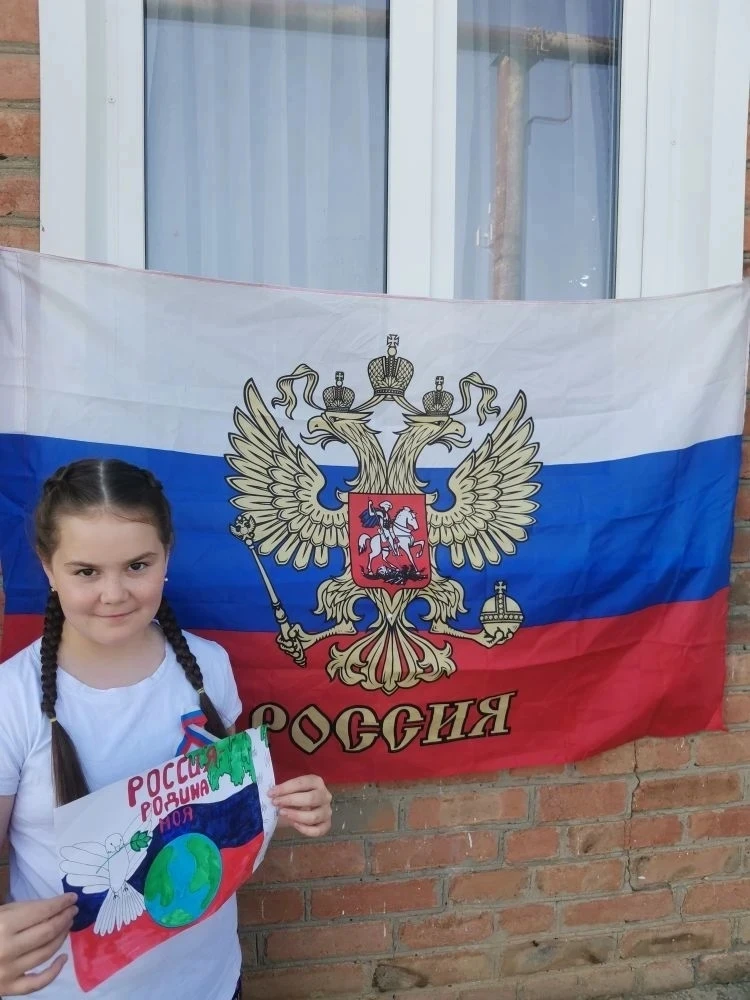 Ученица 5 класса Молчанова Милана. 
Акция " Флаг России"
Онлайн- выставка детских рисунков " Россия-