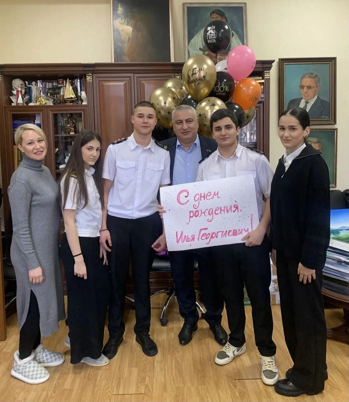 С ДНЕМ РОЖДЕНИЯ, Илья Георгиевич 🎂  Сегодня ученики гимназии трогательно поздравили с днём рождения 
