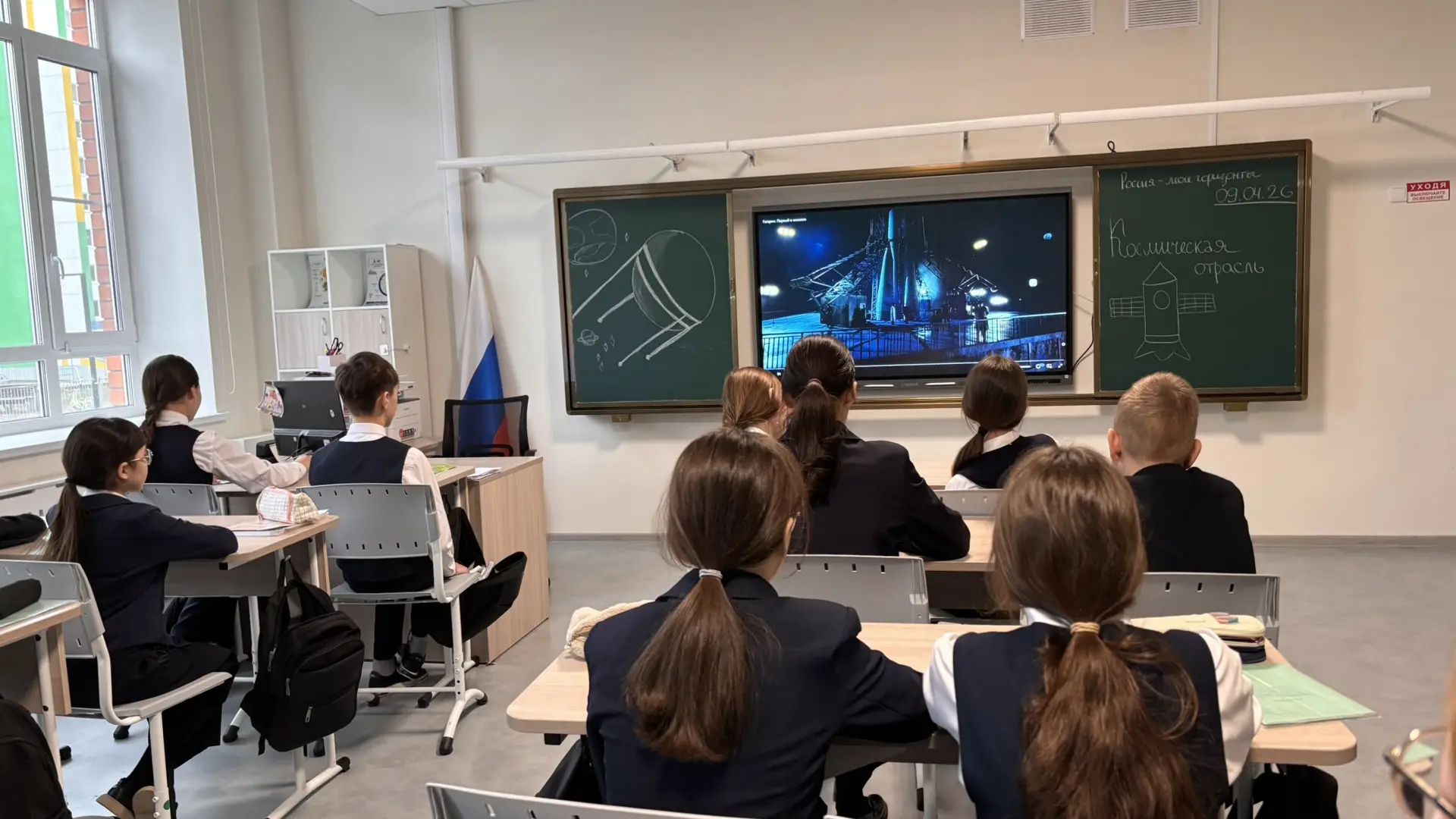 🎓Накануне Дня космонавтики, советники директора по воспитанию провели для обучающихся лицея познават