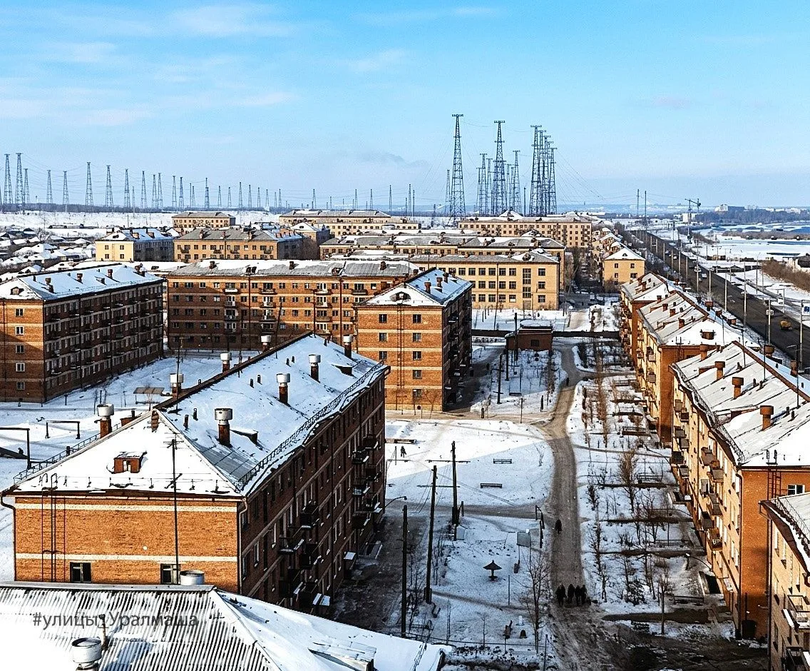 Проспект Космонавтов, предположительно 1976 г. Фото сделано с верхних этажей дома №125 ...