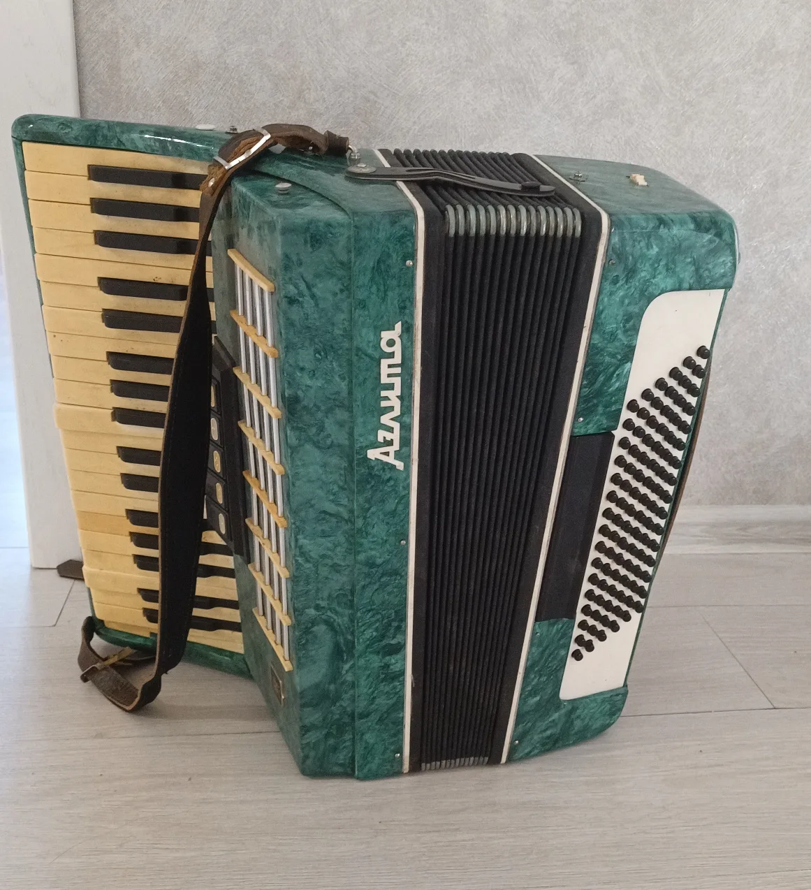 Отдам за 2 тр, рабочий, нужно настроить  Автор: Маххабад