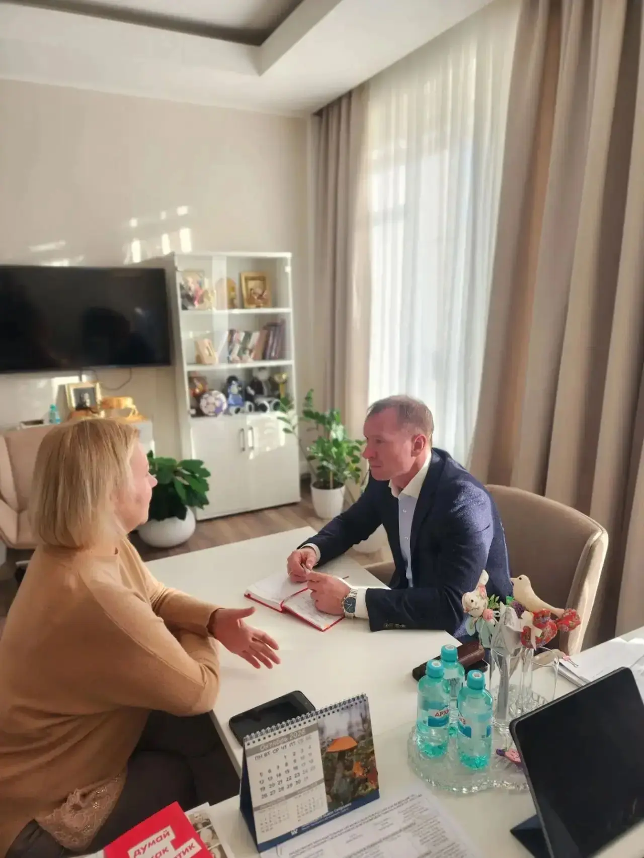 Провела рабочую встречу с уполномоченным по правам ребёнка в ЯНАО Андреем Николаевичем ...