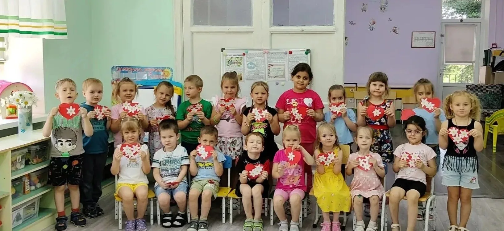 Это слово каждый знает
Ни на что не променяет! 
К цифре "семь" добавлю "я"
Что получится?(Семья)😃Се