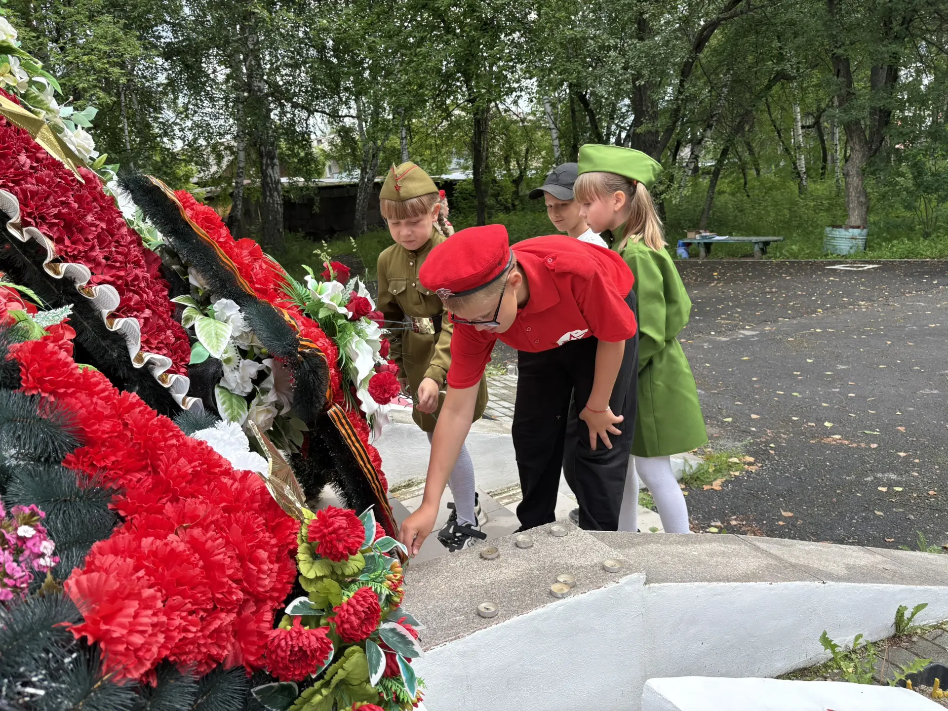 🕯️ СВЕЧА ПАМЯТИ

Сегодня, 22 июня, в День памяти и скорби, наш лагерь принял участие в важном и тро