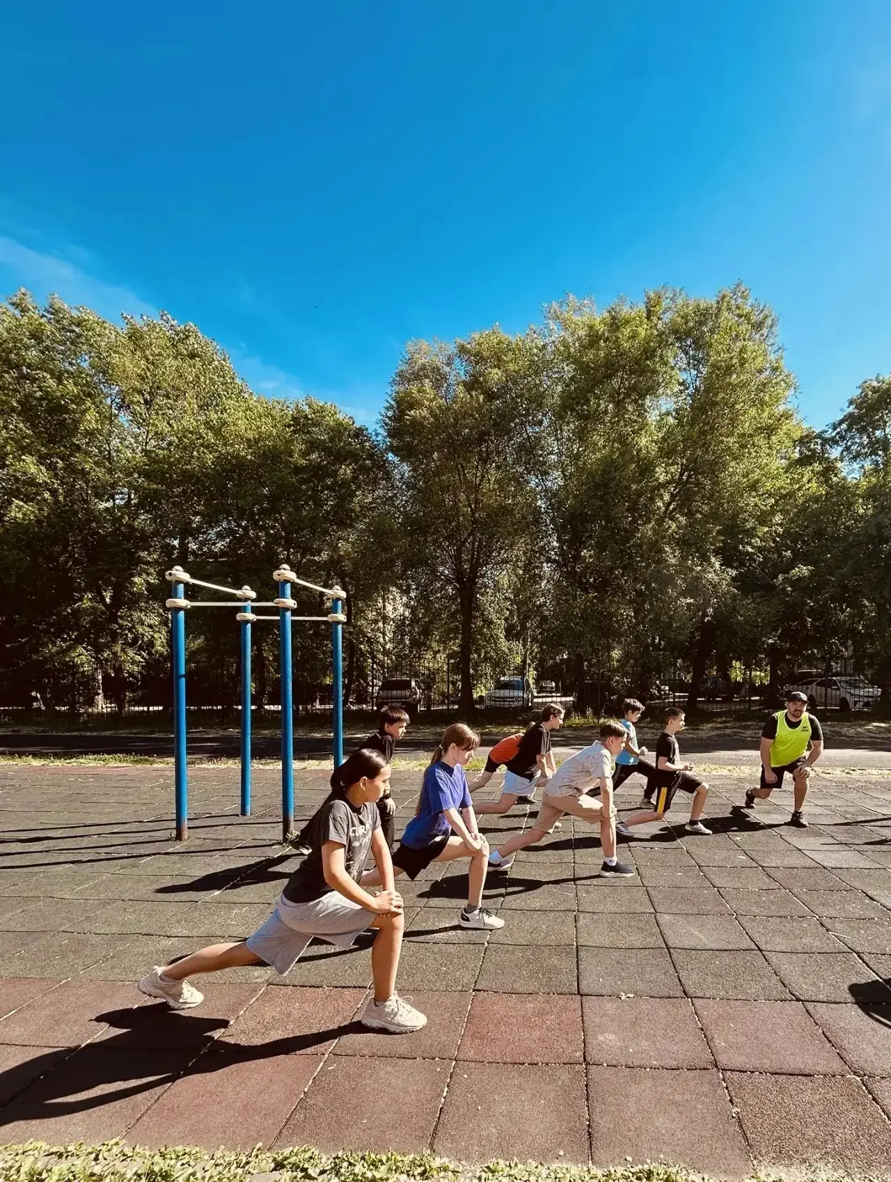 Занятия общей физической подготовкой (ОФП) с инструктором по спорту — важный элемент га...