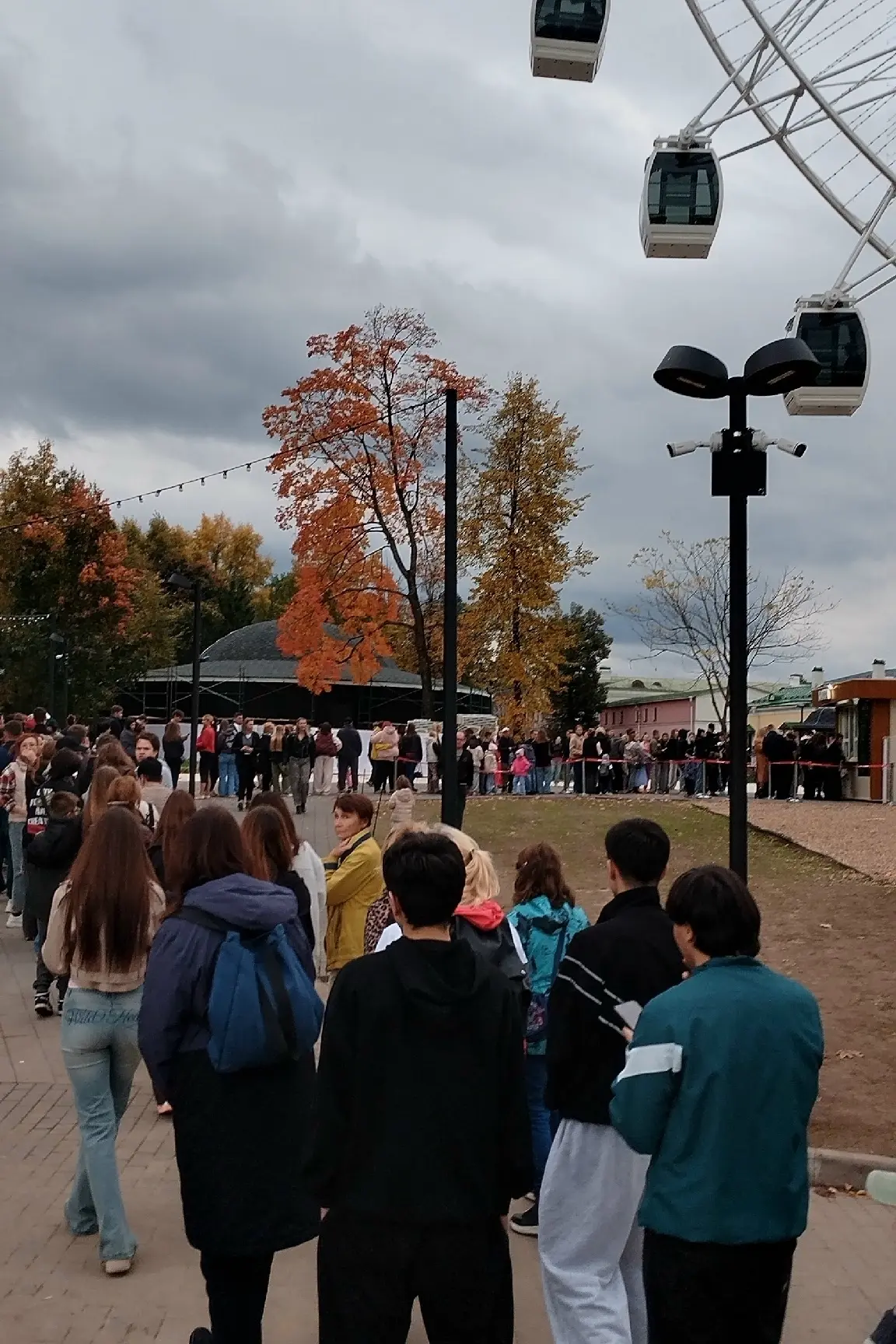 🎡 Гости города отметили, что даже в будние дни у колеса обозрения собираются очереди