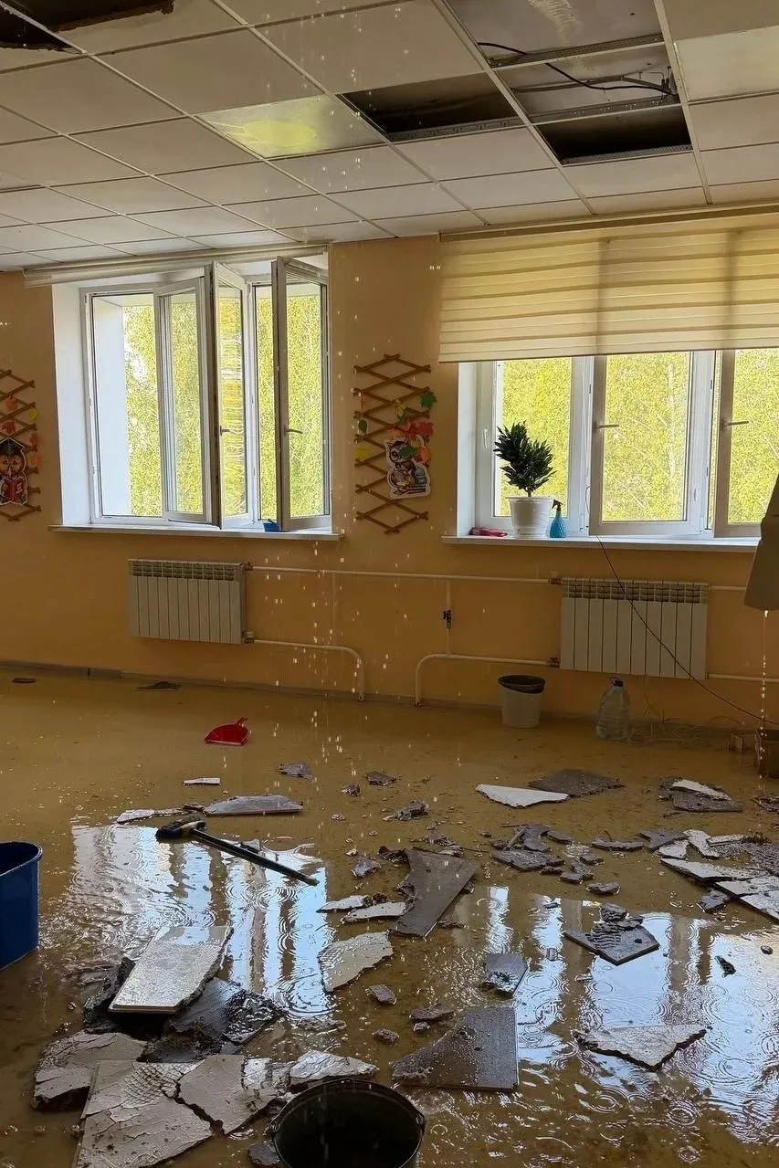 Тюменцы помогают убирать школу №65 после пожара, случившегося утром 10 сентября.