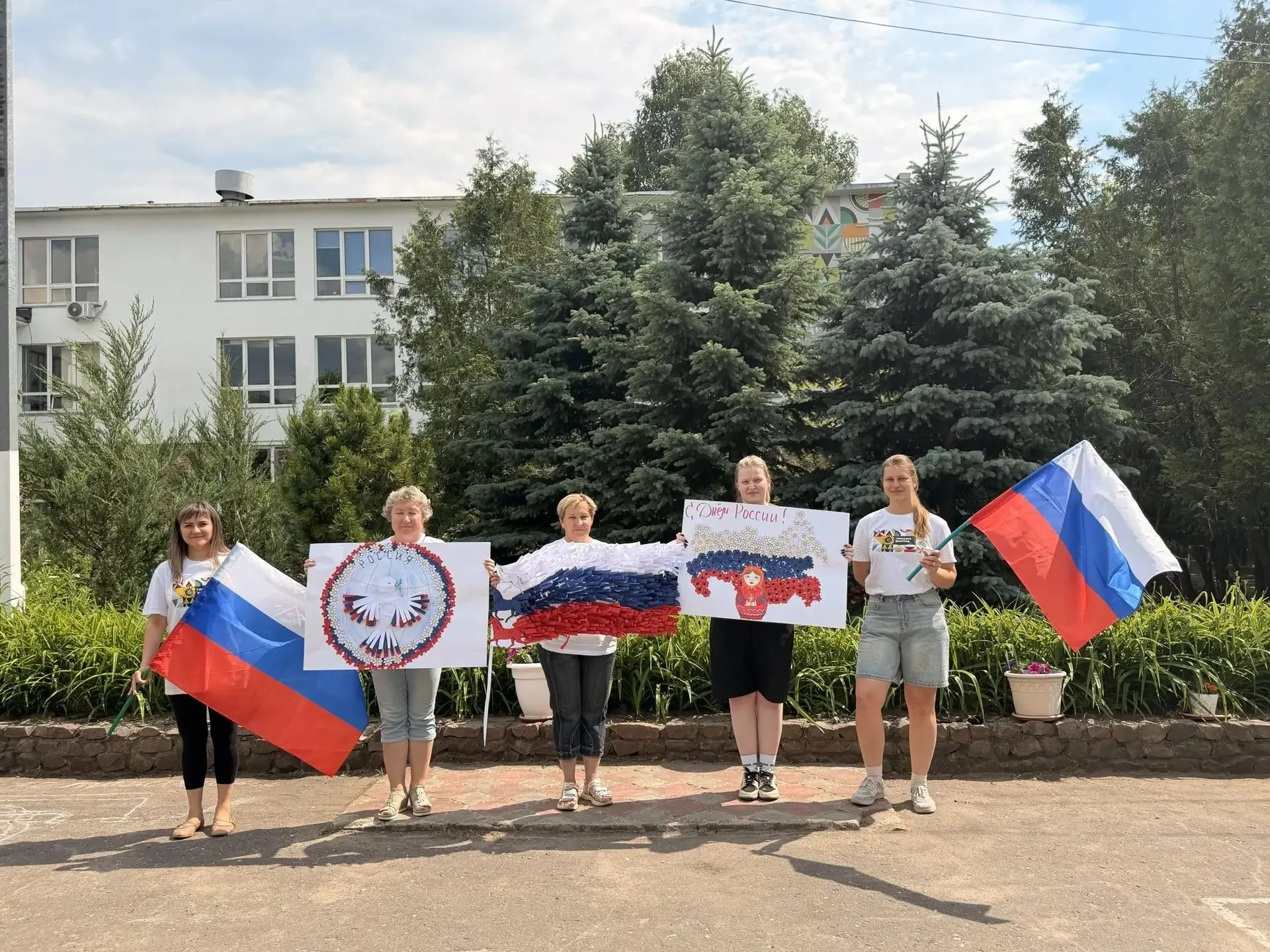 🇷🇺🎉 Дорогие друзья! 
Сегодня в детском лагере "Золотое зернышко" мы с радостью отмечаем предстоящ