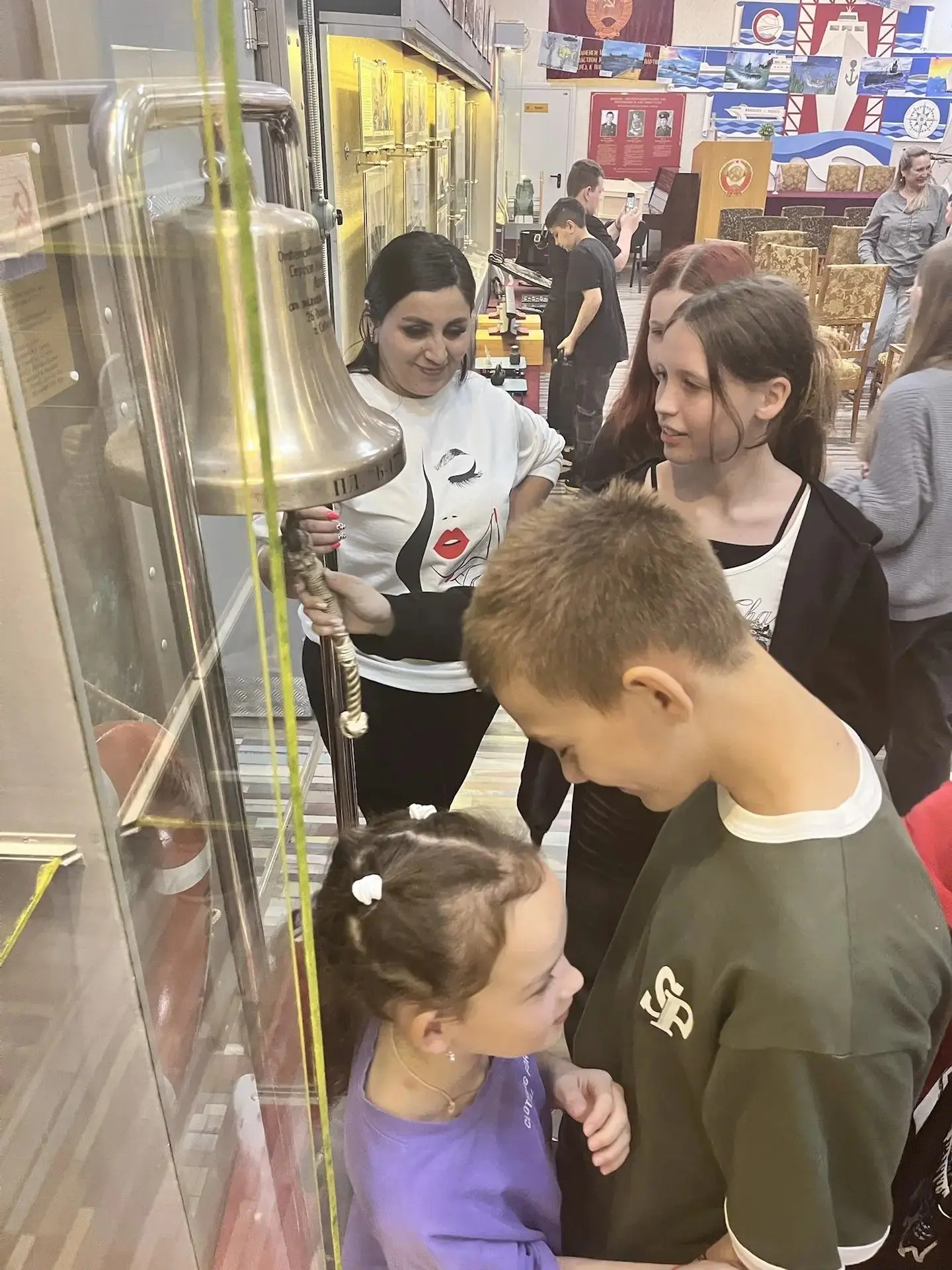 Сегодня учащиеся 6" Г" класса посетили музей завода "Красное Сормово". Ребята ознакомились с историе