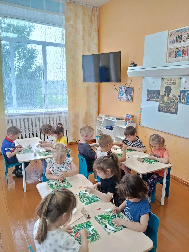 Свечу, как скорби знак, над миром поднимите,