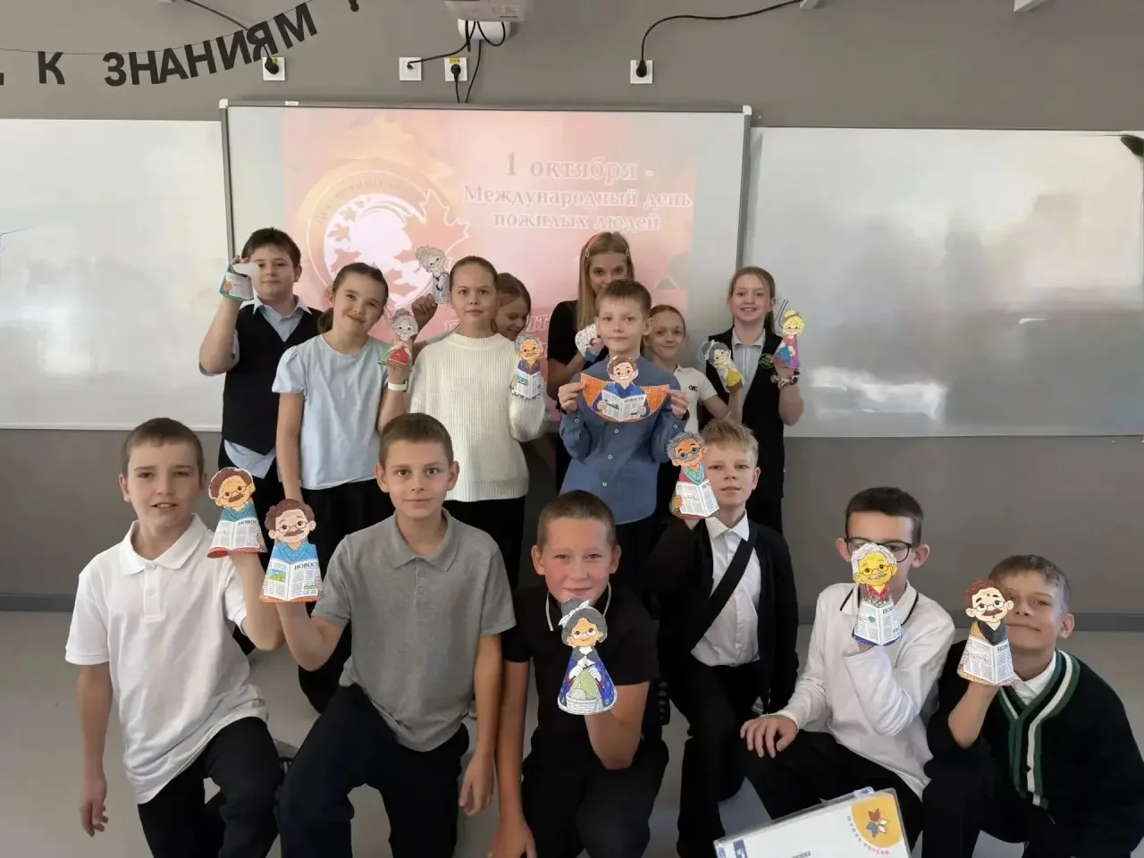 Ученики 4 "А", 4 "Б" классов изготовили поделки для своих бабушек и дедушек! 👨‍👧‍👦❤️