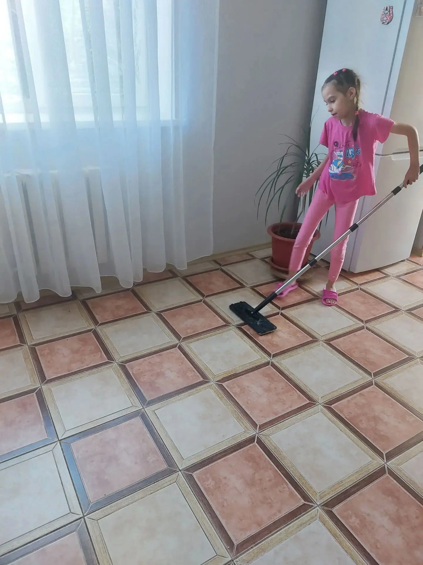 И отдыхать, и помогать: Алиса — наша главная летняя трудяжка! 🌸🏡💪

Летние каникулы — это не тольк