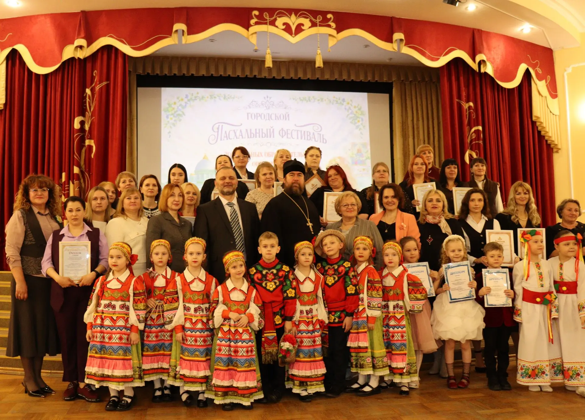 Участниками городского фестиваля  «Пасхальные лучики» стали более 250 педагогов и семей воспитаннико