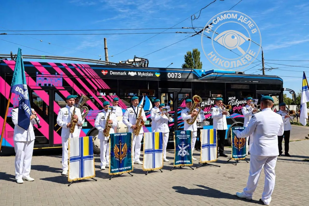 «По главной улице с оркестром», но в троллейбусе!