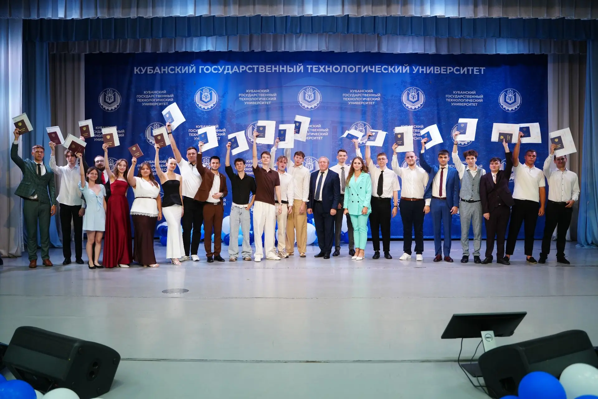 Невозможно пройти мимо нашего корпуса на Московской и не снять его 💙
