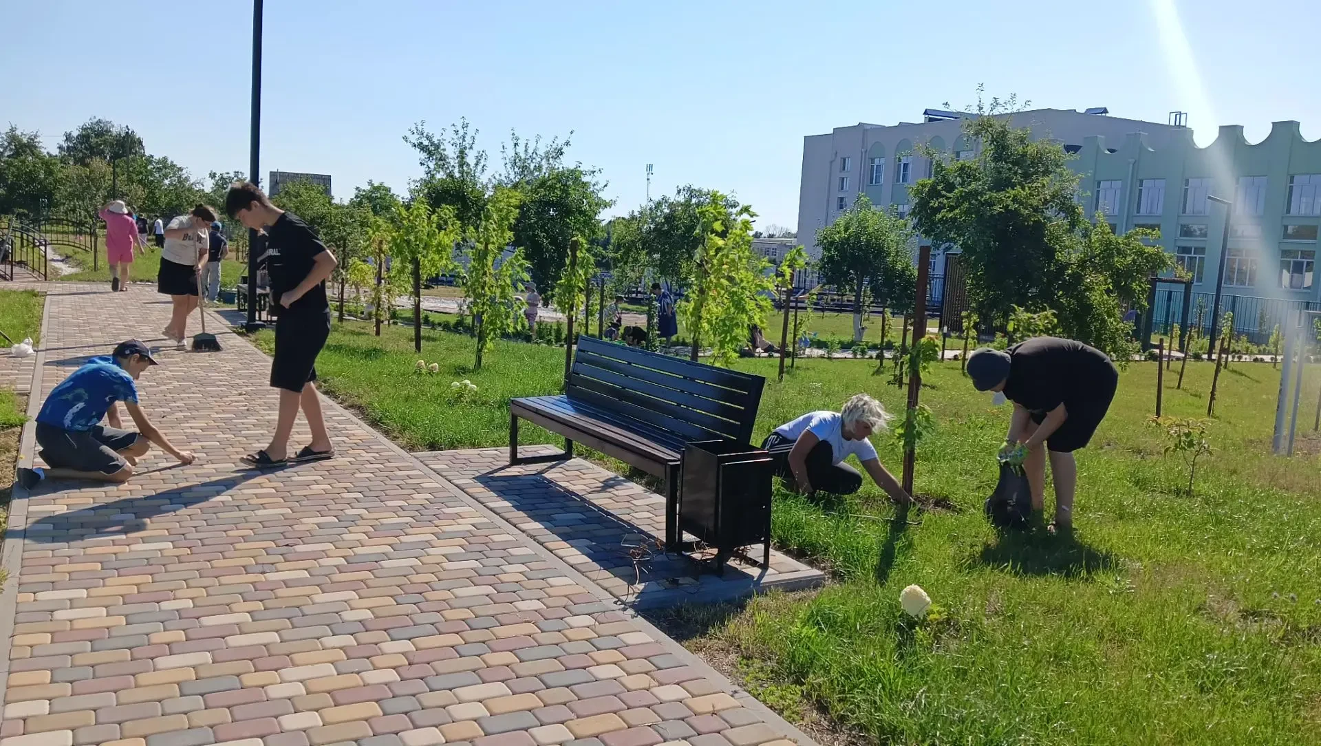 Новая рабочая неделя началась не с привычных уроков, а с большого общего дела. Несмотря...