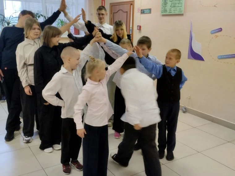 Волонтёрский отряд «Добротворцы». Весёлые перемены: восьмиклассники подарили радость  младшим школьн
