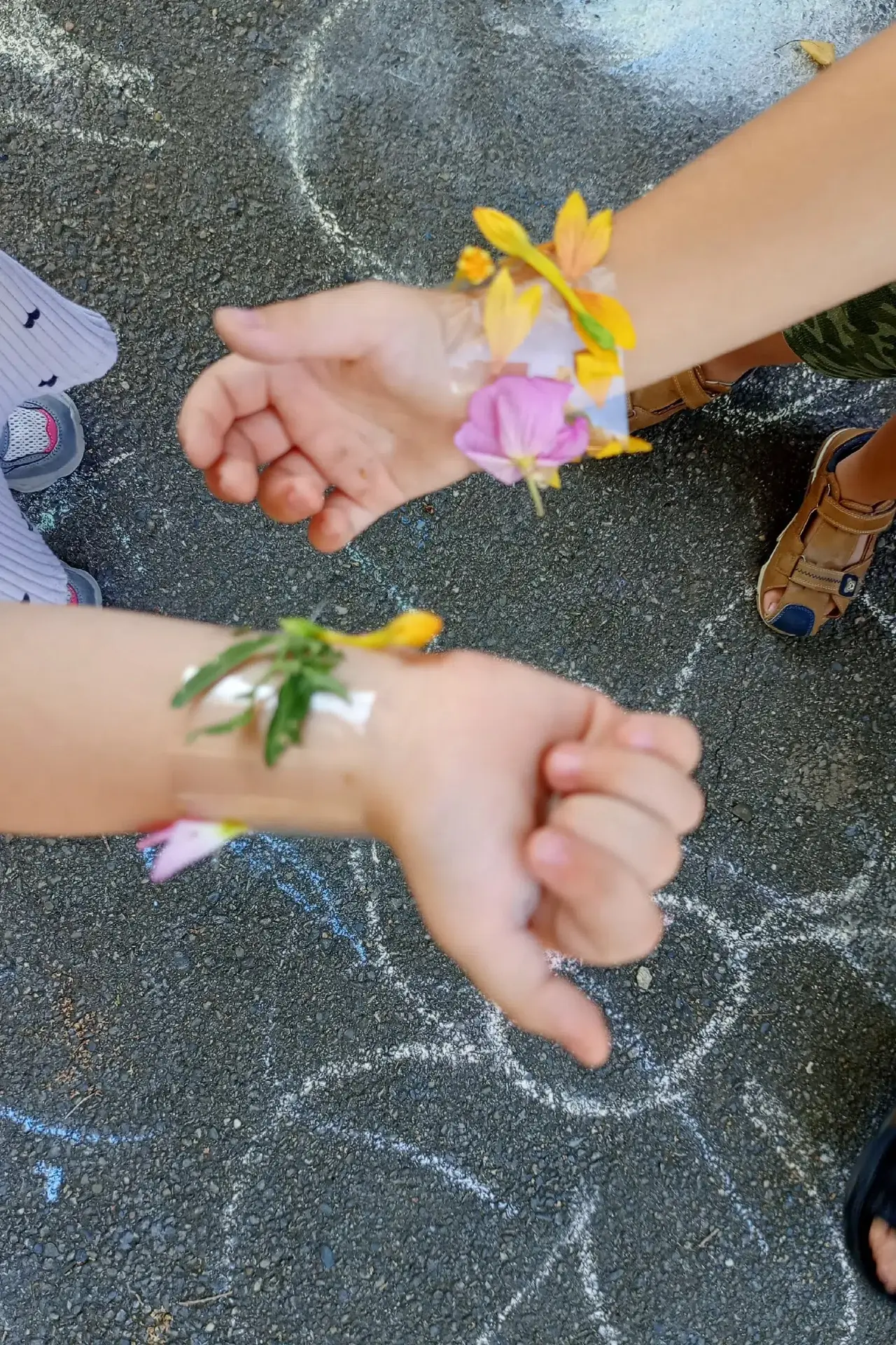 Ребята группы " Звёздочки " ✨провели веселое и интересное время на прогулке, сделали яр...