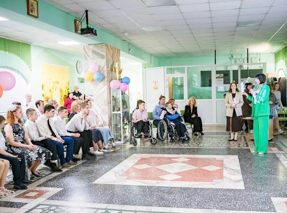 Выпускной в 9‑м классе стал особенным событием для воспитанников ПНИ «Подсолнух»: повзр...