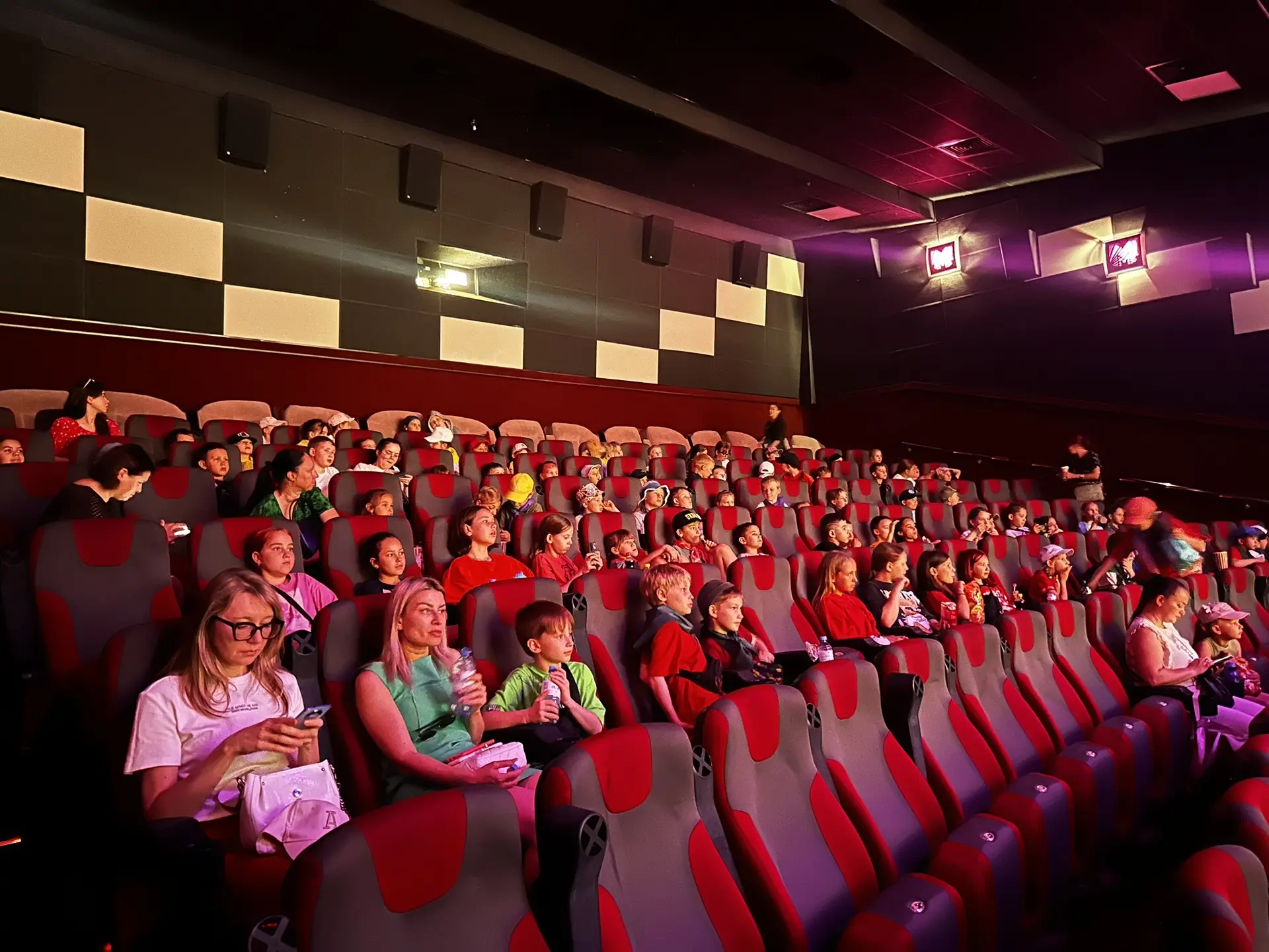 🍿 Кинодень в «Юном Видовце»!

Сегодня сменили активные игры на уютный просмотр мультфильма «Кощей. 