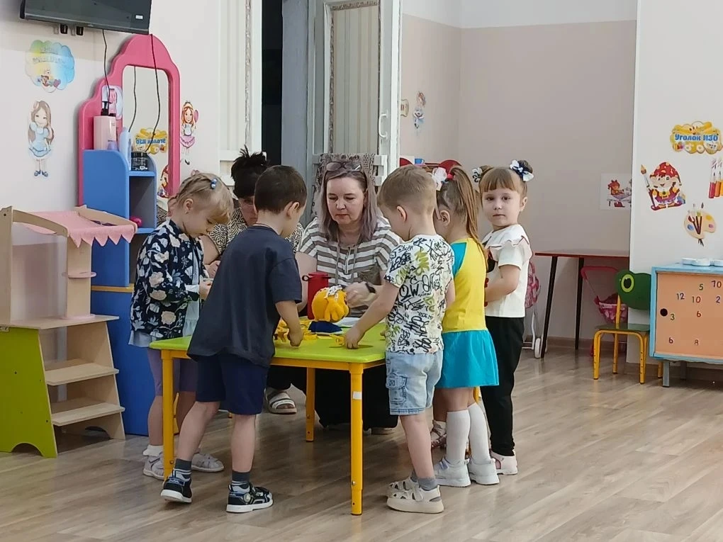 20 мая в младшей группе прошло занятие по сенсорному развитию "Лучик - справа, лучик- с...