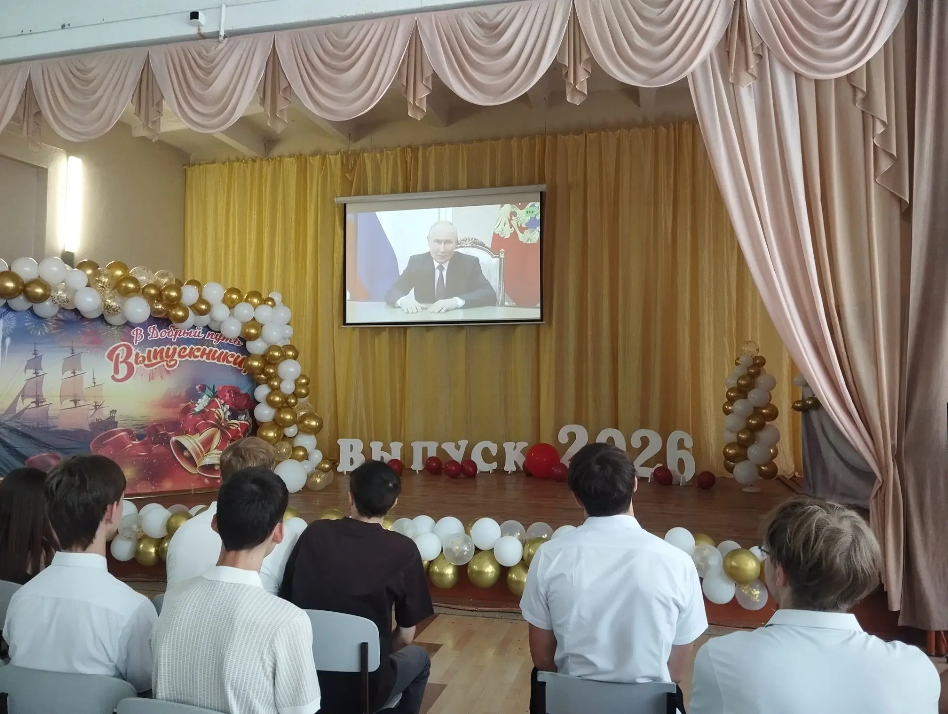 Получение аттестата — это значимый рубеж, который завершает целый этап обучения и открывает двери к 