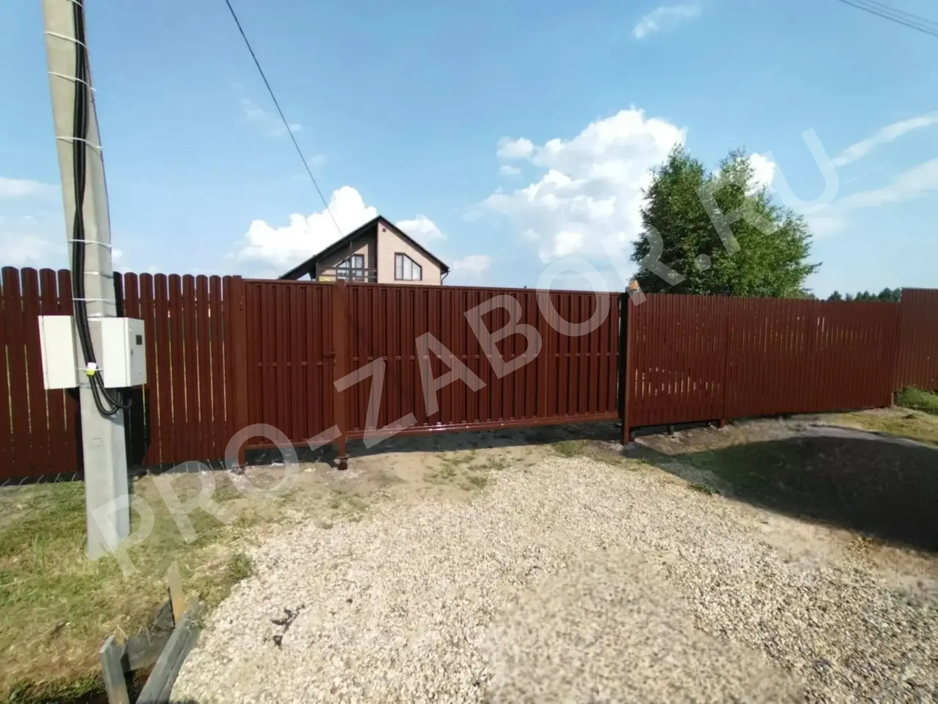 💥 КОМБИНИРОВАННЫЙ ЗАБОР — ГДЕ КАЖДАЯ СТОРОНА ПРОДУМАНА

📌 Фасад
✔ Штакетник в шахматном порядке
✔ 