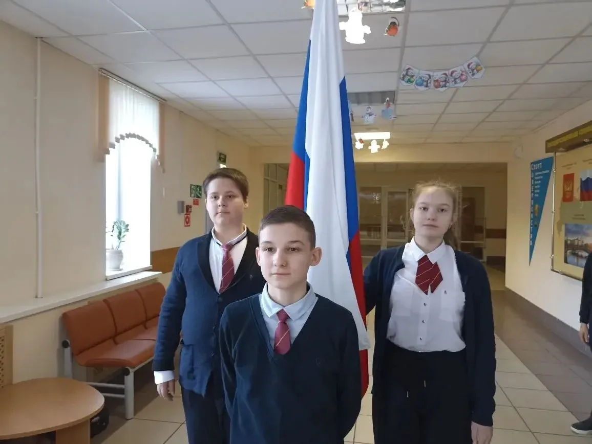 👩‍🏫 РАЗГОВОР О ВАЖНОМ 👩‍🏫    Новая учебная неделя в нашей школе стартовала с церемонии торжественног