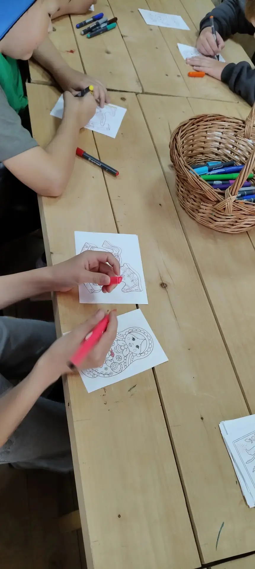 Лето в лагере: день с народными промыслами! ☀️🎨

📌Сегодня в нашем летнем школьном лагере с дневным